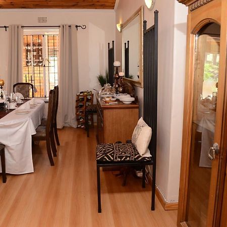 Simonsberg Guest House สเตลเลนบอช ภายนอก รูปภาพ