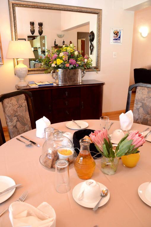 Simonsberg Guest House สเตลเลนบอช ภายนอก รูปภาพ