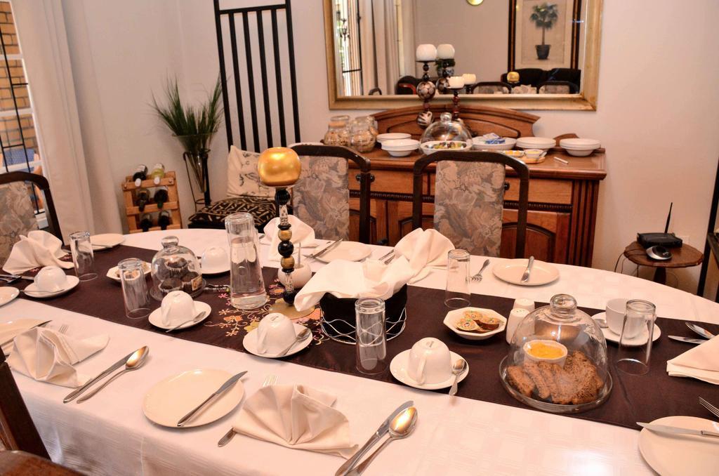 Simonsberg Guest House สเตลเลนบอช ภายนอก รูปภาพ