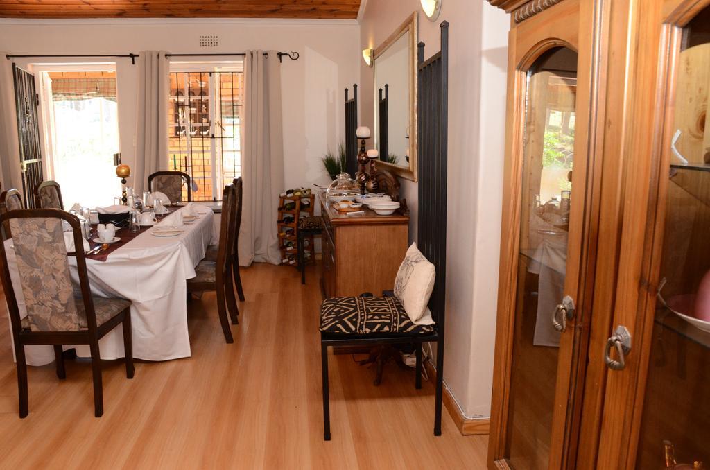 Simonsberg Guest House สเตลเลนบอช ภายนอก รูปภาพ